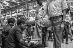 Mumbai commuter shoeshine
