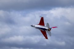 F16